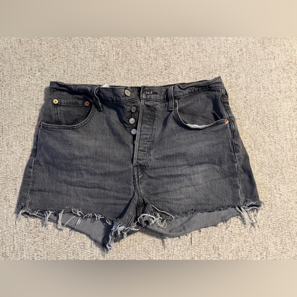 Levi's 501 Original High Rise Women's Shorts. Size W32